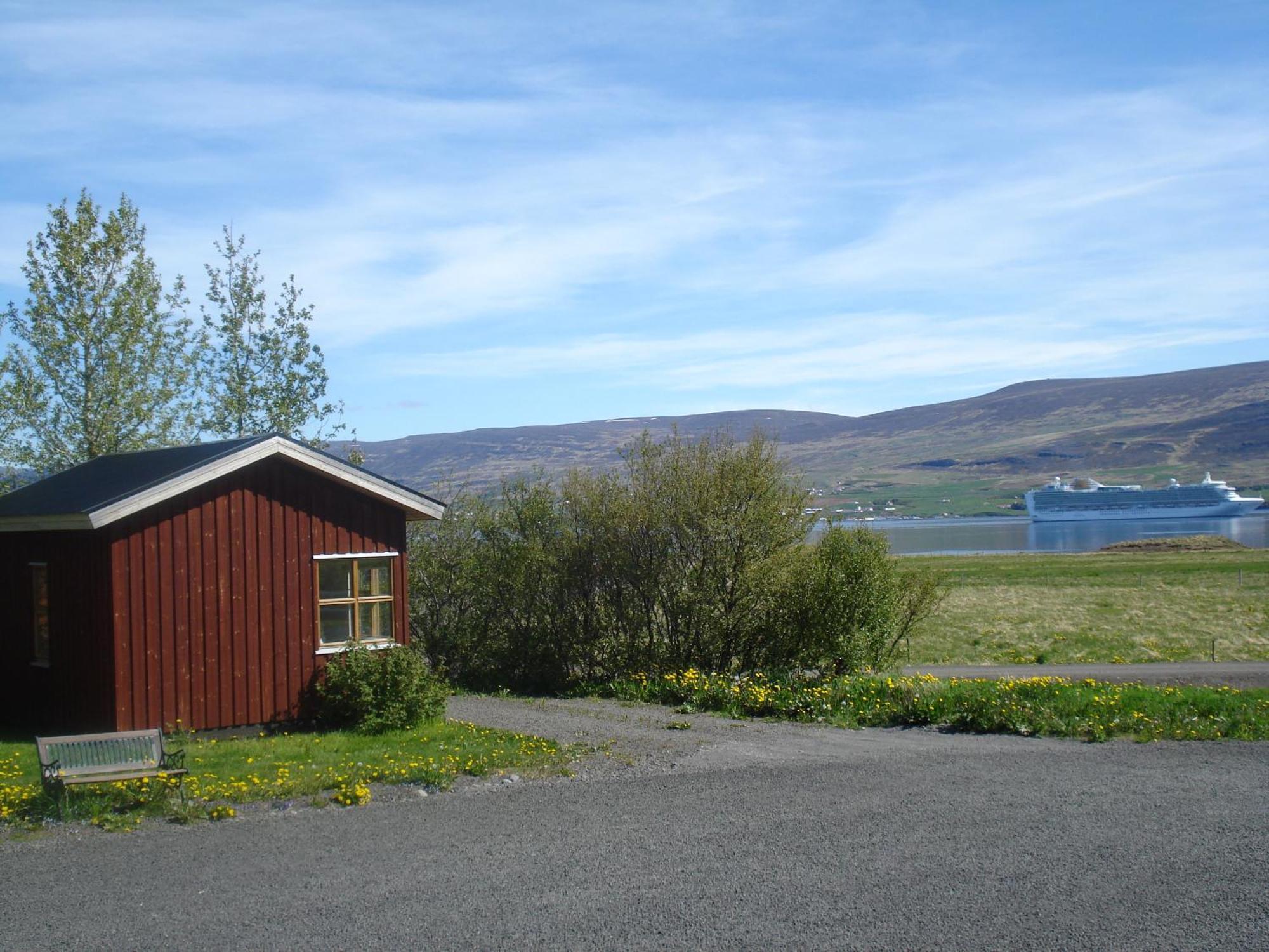 Guesthouse Petursborg Akureyri Exteriör bild
