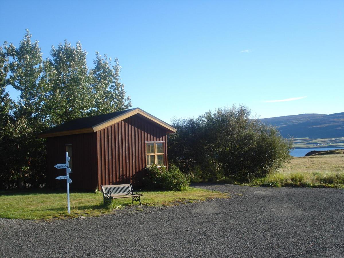 Guesthouse Petursborg Akureyri Exteriör bild
